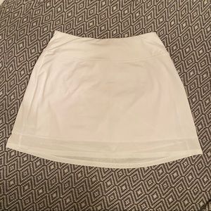 Simple white mesh trim tennis skort